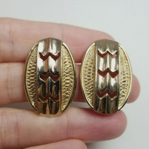Vintage Sarah Coventry Gold Tone Oval Shape Clip On Earrings, Retro 80s Style - Picture 1 of 7